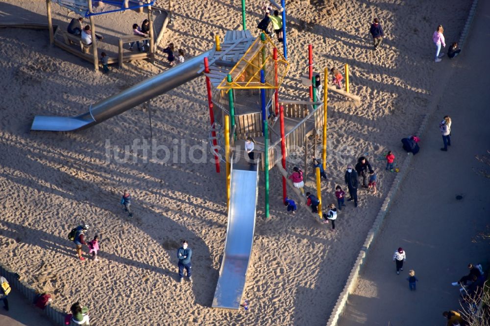 Luftaufnahme Bonn - Spielplatz in der Rheinaue im Bundesland Nordrhein-Westfalen, Deutschland