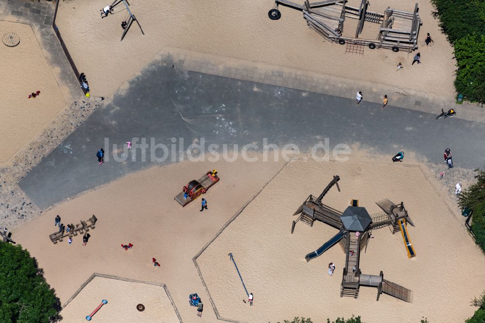 Luftbild Bremen - Spielplatz mit Sandflächen und Holzklettergeräten im Bremer Bürgerpark in Bremen, Deutschland