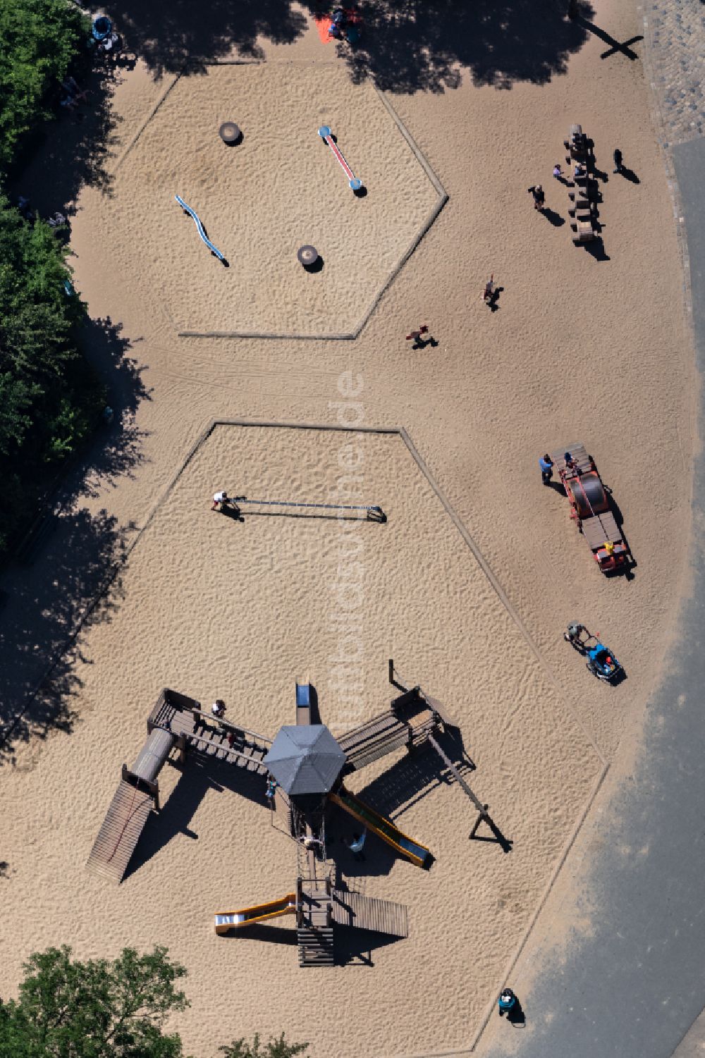 Luftaufnahme Bremen - Spielplatz mit Sandflächen und Holzklettergeräten im Bremer Bürgerpark in Bremen, Deutschland