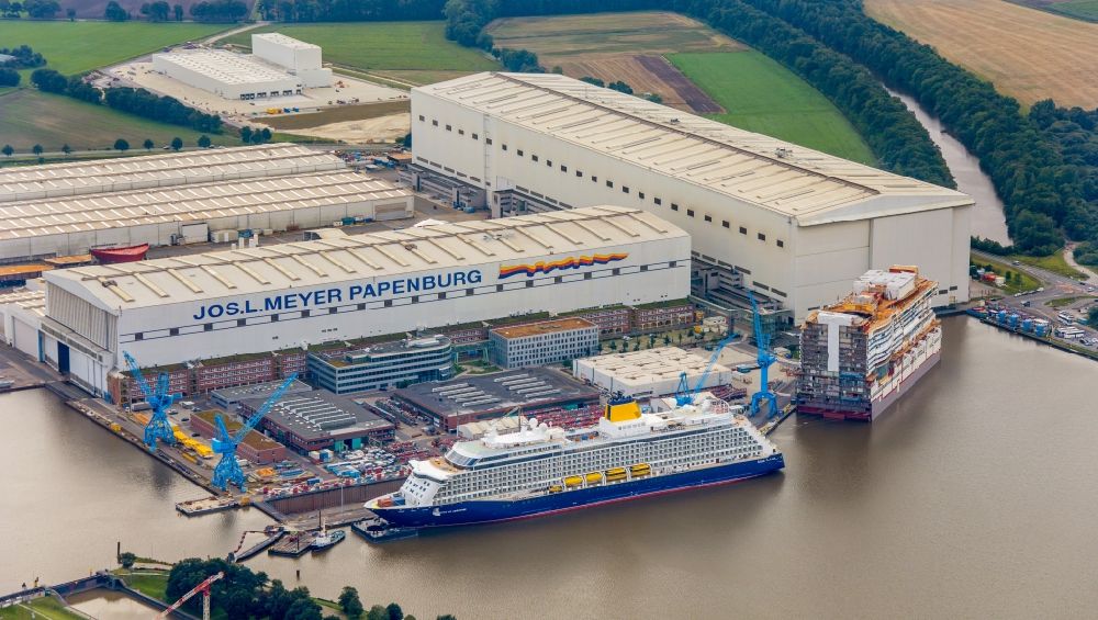 Luftbild Papenburg - Spirit of Adventure in der Meyer Werft in Papenburg im Bundesland Niedersachsen, Deutschland