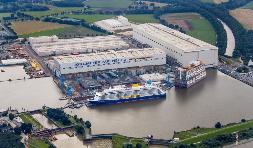 Luftaufnahme Papenburg - Spirit of Adventure in der Meyer Werft in Papenburg im Bundesland Niedersachsen, Deutschland