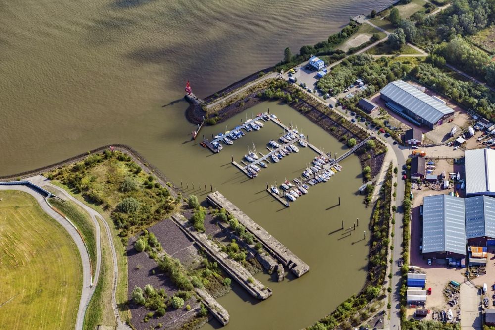Luftbild Hamburg - Sport- und Segelboot - Anlegestelle am Flußufer der Elbe in Hamburg Finkenwerder, Deutschland