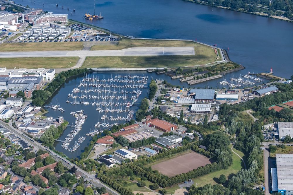Hamburg aus der Vogelperspektive: Sport- und Segelboot - Anlegestelle am Flußufer der Elbe in Hamburg Finkenwerder, Deutschland