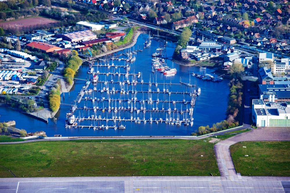 Luftbild Hamburg - Sport- und Segelboot - Anlegestelle am Flußufer der Elbe in Hamburg Finkenwerder, Deutschland