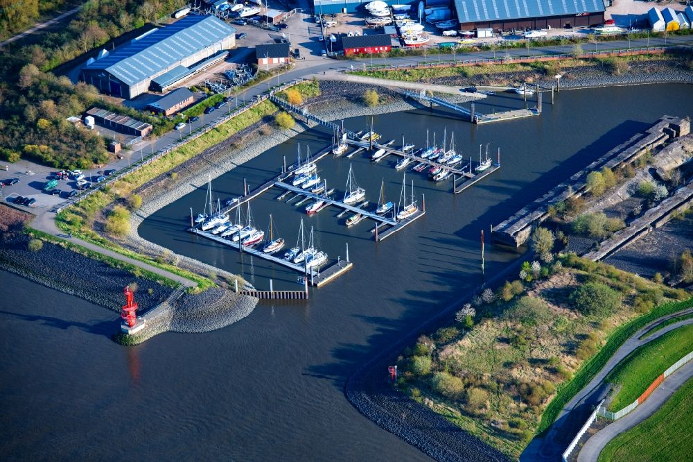 Hamburg von oben - Sport- und Segelboot - Anlegestelle am Flußufer der Elbe in Hamburg Finkenwerder, Deutschland