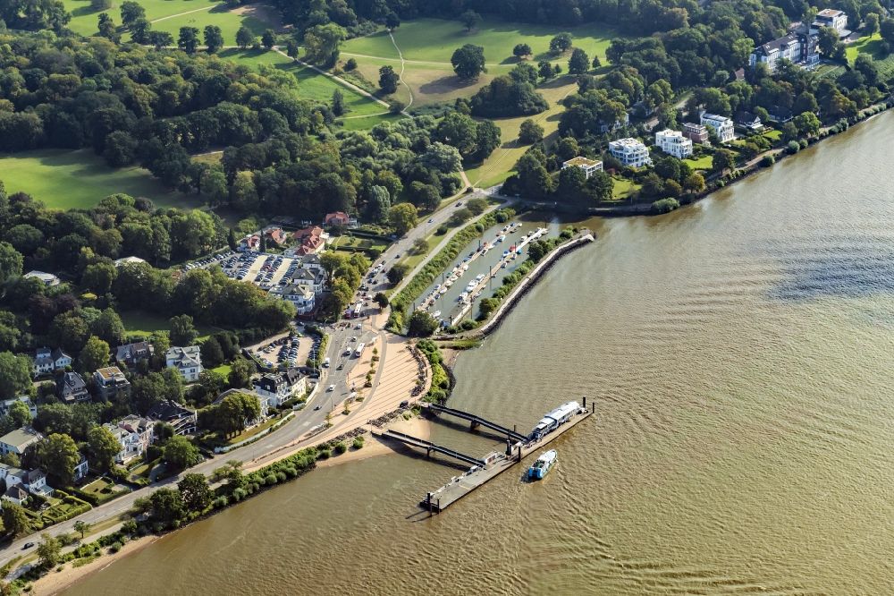 Luftbild Hamburg - Sport- und Segelboot - Anlegestelle am Flußufer der Elbe in Hamburg Teufelbrück, Deutschland
