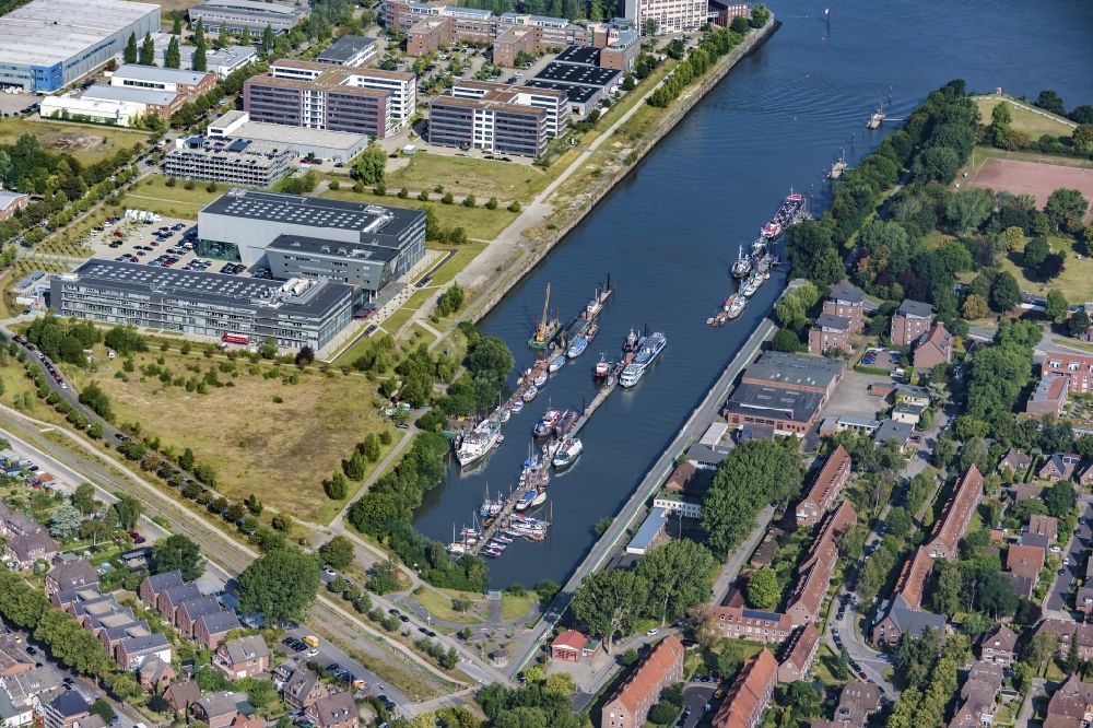 Luftaufnahme Hamburg - Sport- und Segelboot - Anlegestelle am Flußufer an der Elbe im Steendiekkanal in Hamburg Finkenwerder, Deutschland