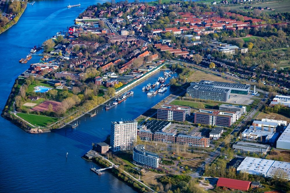 Luftaufnahme Hamburg - Sport- und Segelboot - Anlegestelle am Flußufer an der Elbe im Steendiekkanal in Hamburg Finkenwerder, Deutschland