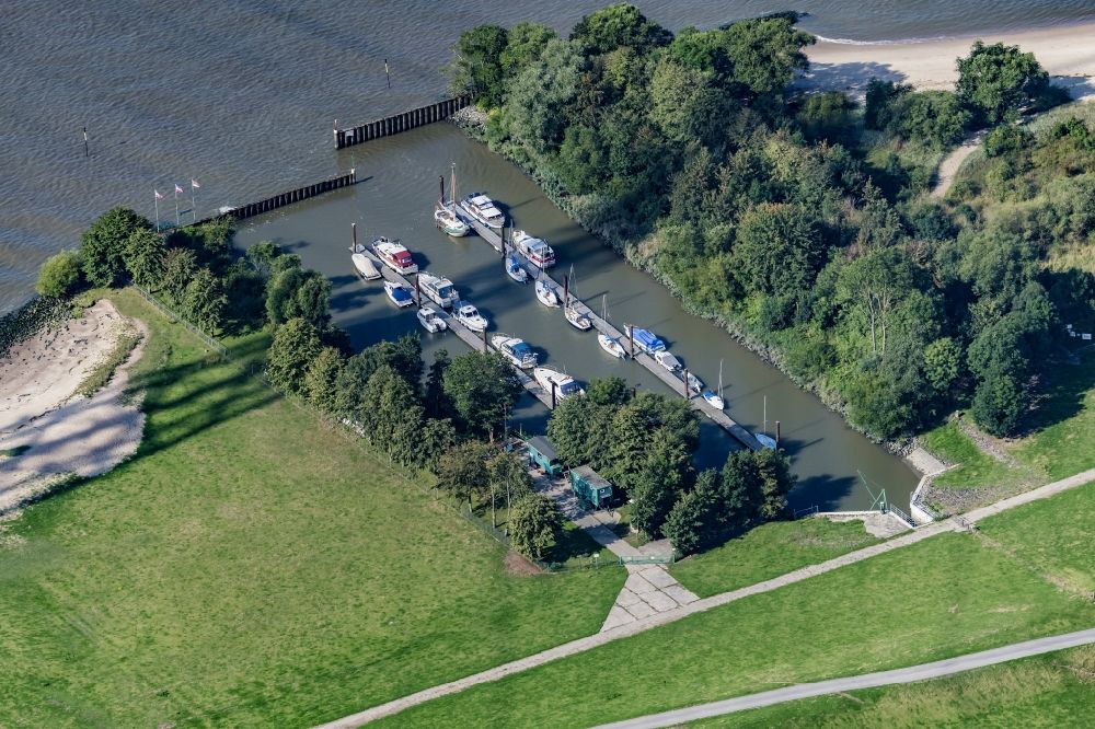 Luftbild Hetlingen - Sport- und Segelboot - Anlegestelle am Flußufer der Elbe Wassersportverein Hetlingen e.V. in Hetlingen im Bundesland Schleswig-Holstein, Deutschland