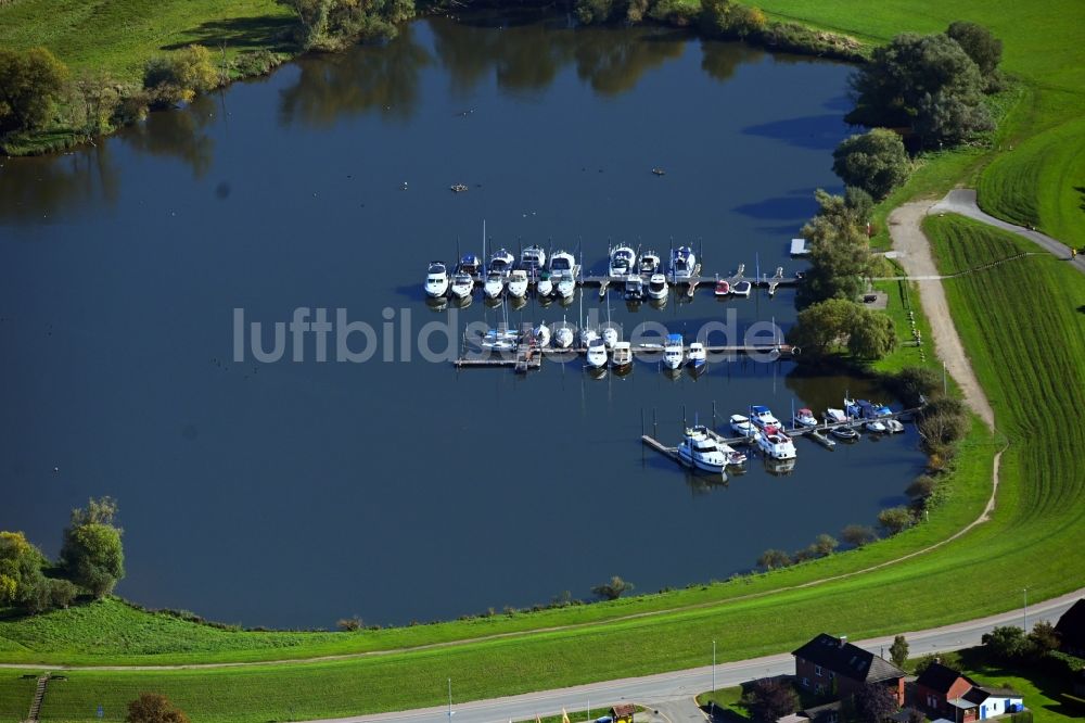Luftbild Tespe - Sport- und Segelboot - Anlegestelle am Flußufer eines Flussarms der Elbe in Tespe im Bundesland Niedersachsen, Deutschland