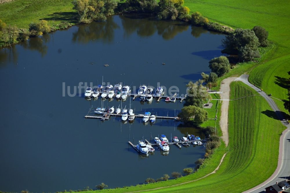 Luftaufnahme Tespe - Sport- und Segelboot - Anlegestelle am Flußufer eines Flussarms der Elbe in Tespe im Bundesland Niedersachsen, Deutschland