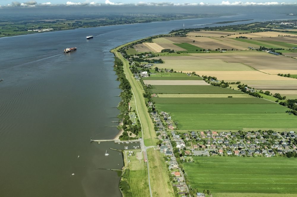 Kollmar von oben - Sport- und Segelboot - Anlegestelle am Flußufer Impressum des Wassersportverein Kollmar e.V in Kollmar an der Elbe im Bundesland Schleswig-Holstein, Deutschland