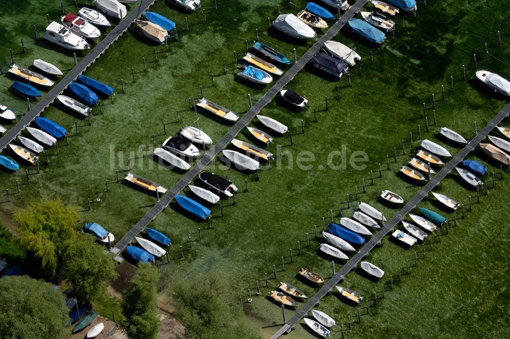Luftaufnahme Eschenz - Sport- und Segelboot - Anlegestelle am Flußufer Rhein in Eschenz im Kanton Thurgau, Schweiz