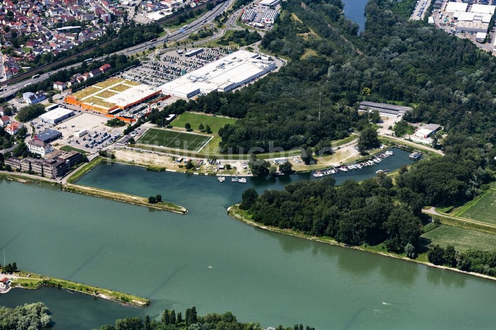 Wörth am Rhein von oben - Sport- und Segelboot - Anlegestelle am Flußufer des Rhein im Hafen Maximiliansau in Wörth am Rhein im Bundesland Rheinland-Pfalz, Deutschland