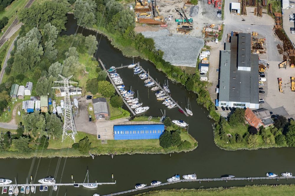 Luftbild Stade - Sport- und Segelboot - Anlegestelle am Flußufer der Schwinge in Stade im Bundesland Niedersachsen, Deutschland