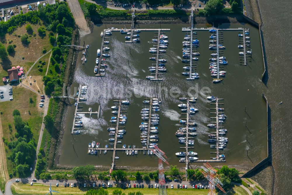 Bremen aus der Vogelperspektive: Sport- und Segelboot - Anlegestelle Hafen Hasenbüren am Flussufer der Weser in Bremen, Deutschland
