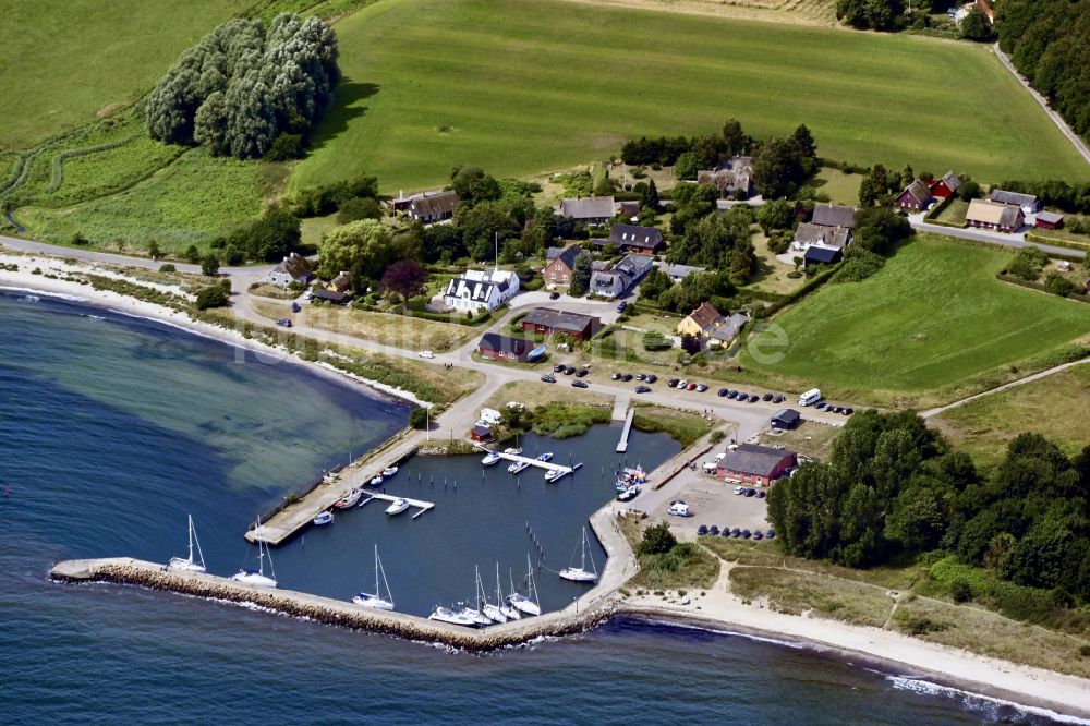 Stubbeköbing von oben - Sport- und Segelboot - Anlegestelle am Meeresufer Hesnaes in Stubbeköbing in Region Själland, Dänemark