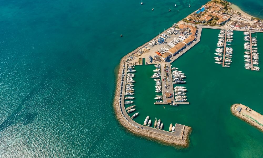 Alcudia von oben - Sport- und Segelboot - Anlegestelle in Port d'Alcudia in Balearische Insel Mallorca, Spanien
