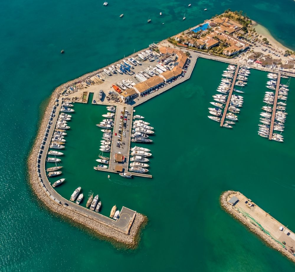 Alcudia aus der Vogelperspektive: Sport- und Segelboot - Anlegestelle in Port d'Alcudia in Balearische Insel Mallorca, Spanien