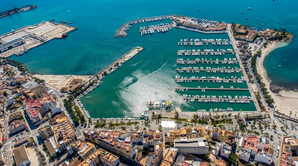 Luftbild Alcudia - Sport- und Segelboot - Anlegestelle in Port d'Alcudia in Balearische Insel Mallorca, Spanien