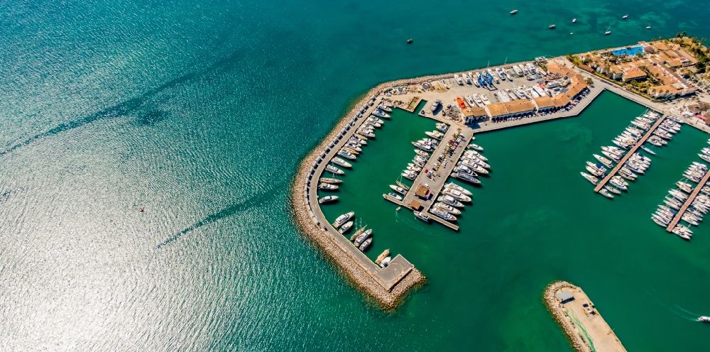 Alcudia von oben - Sport- und Segelboot - Anlegestelle in Port d'Alcudia in Balearische Insel Mallorca, Spanien