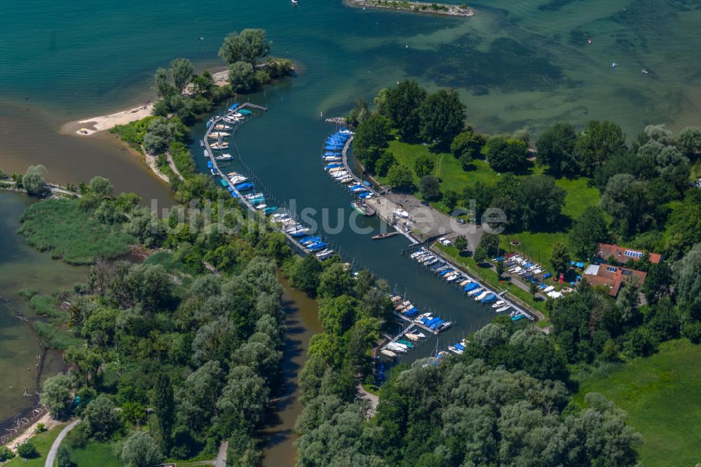 Zech aus der Vogelperspektive: Sport- und Segelboot - Anlegestelle am Ufer des Bodensee in Zech in Vorarlberg, Österreich