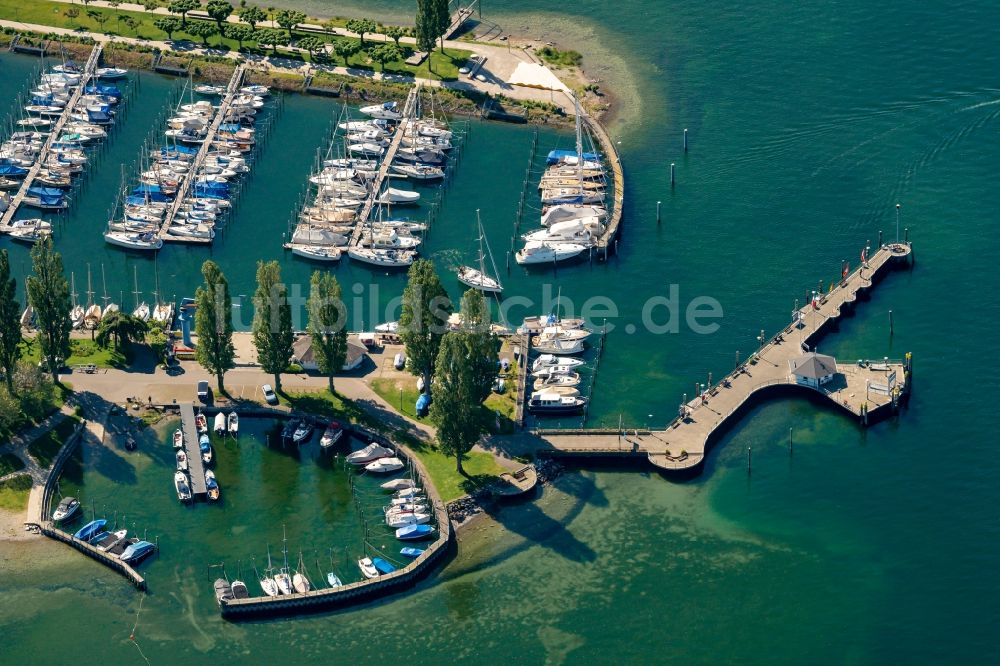 Luftbild Unteruhldingen - Sport- und Segelboot - Anlegestelle am Ufer des Bodensees in Unteruhldingen im Bundesland Baden-Württemberg, Deutschland