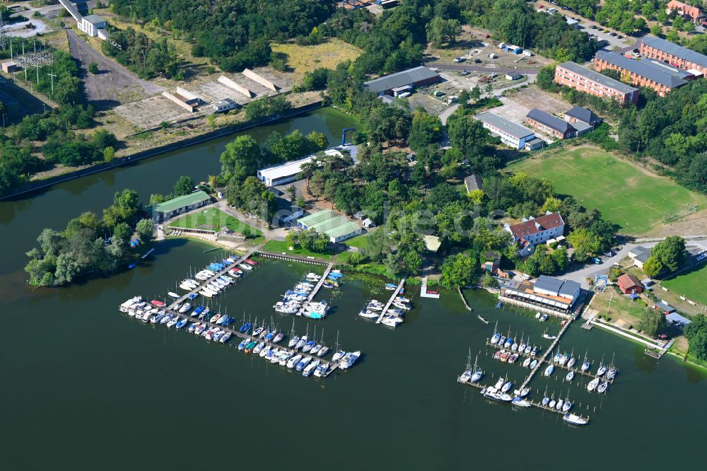 Kirchmöser von oben - Sport- und Segelboot - Anlegestelle am Ufer des Plauer See in Kirchmöser im Bundesland Brandenburg, Deutschland