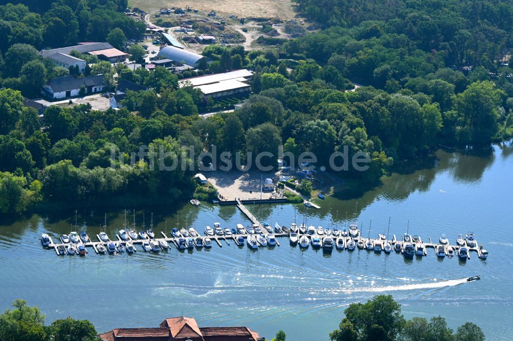 Plaue aus der Vogelperspektive: Sport- und Segelboot - Anlegestelle am Ufer des Plauer See in Plaue im Bundesland Brandenburg, Deutschland