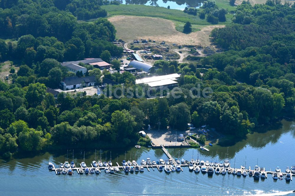 Luftbild Plaue - Sport- und Segelboot - Anlegestelle am Ufer des Plauer See in Plaue im Bundesland Brandenburg, Deutschland