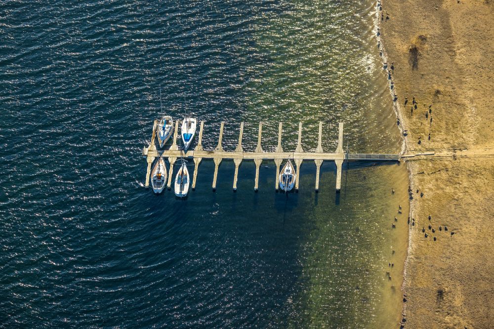 Sundern (Sauerland) aus der Vogelperspektive: Sport- und Segelboot - Anlegestelle am Ufer des Sorpesee in Sundern (Sauerland) im Bundesland Nordrhein-Westfalen, Deutschland