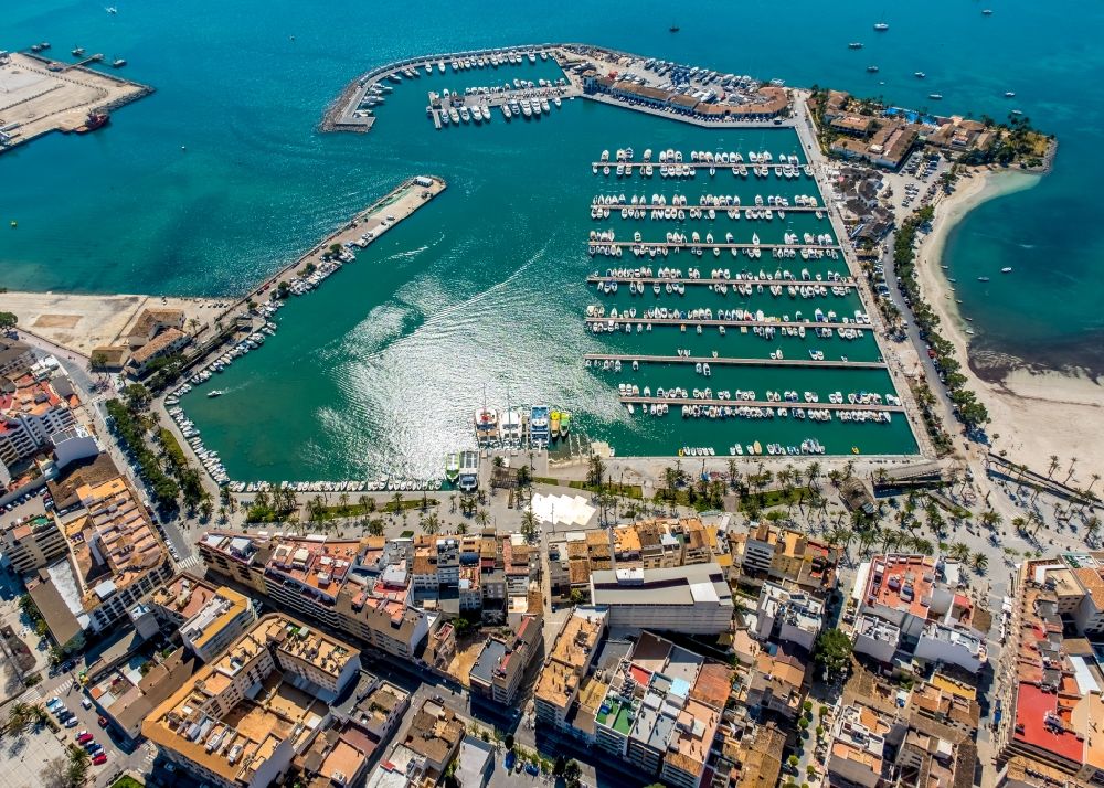 Luftbild Alcudia - Sport- und Segelboot - Hafen in Port d'Alcudia in Balearische Insel Mallorca, Spanien