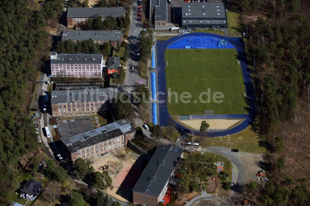 Luftaufnahme Kleinmachnow - Sportanlage der Berlin Brandenburg International School und Wohnhäuser in Kleinmachnow im Bundesland Brandenburg