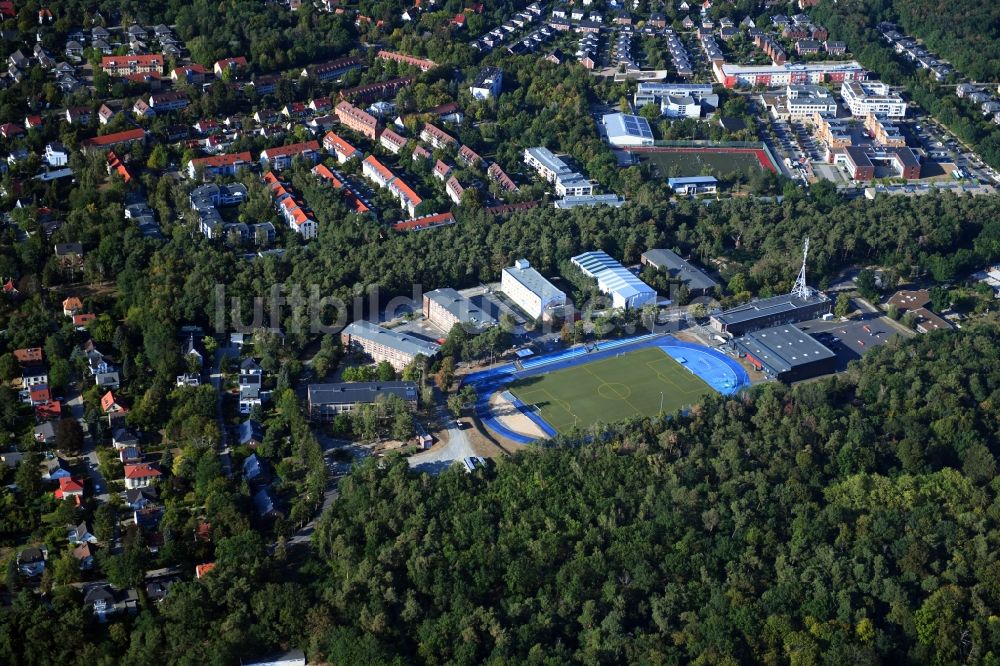 Luftaufnahme Kleinmachnow - Sportanlage der Berlin Brandenburg International School und Wohnhäuser in Kleinmachnow im Bundesland Brandenburg