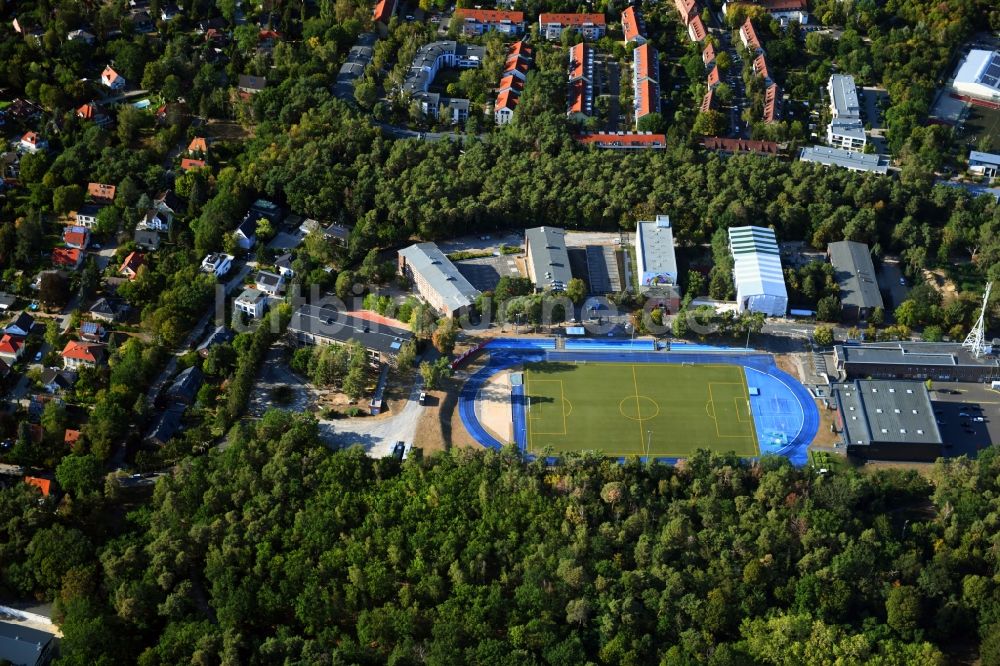 Kleinmachnow von oben - Sportanlage der Berlin Brandenburg International School und Wohnhäuser in Kleinmachnow im Bundesland Brandenburg