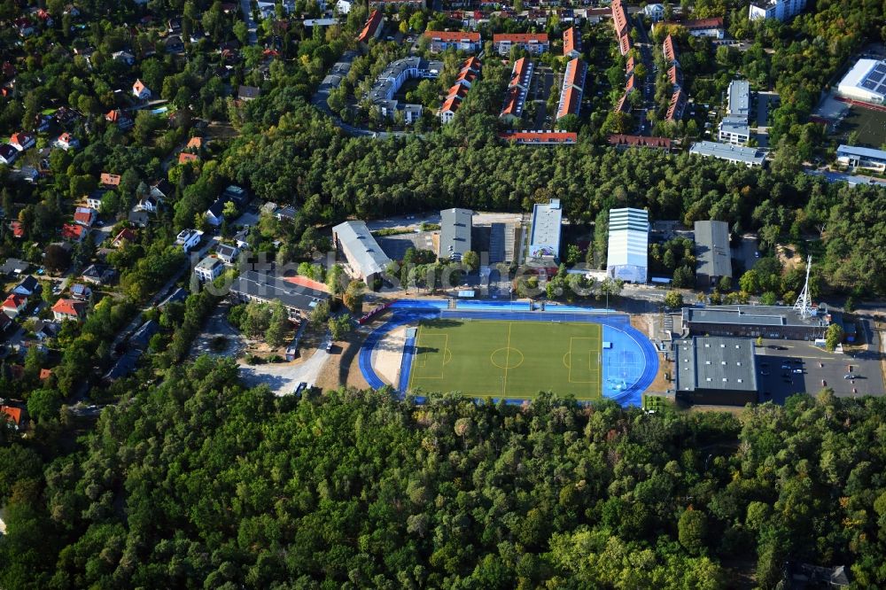 Luftbild Kleinmachnow - Sportanlage der Berlin Brandenburg International School und Wohnhäuser in Kleinmachnow im Bundesland Brandenburg