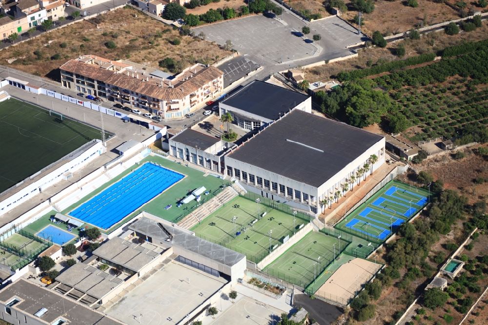 Luftbild Muro - Sportanlage - Fussballplatz Freibad Tennisplat in Muro Mallorca auf der balearischen Mittelmeerinsel Mallorca, Spanien