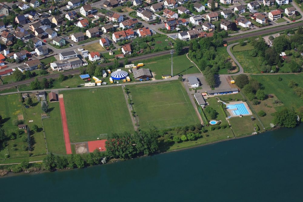 Luftbild Schwörstadt - Sportanlagen und Schwimmbecken des Freibades direkt am Ufer des Rheines in Schwörstadt im Bundesland Baden-Württemberg, Deutschland