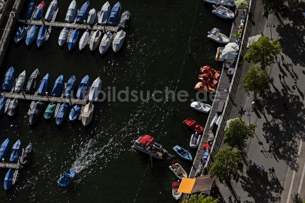 Luftbild Friedrichshafen - Sportboot- Anlegestelle am Uferbereich des Bodensee der boot und spass GmbH an der Uferstraße in Friedrichshafen im Bundesland Baden-Württemberg, Deutschland