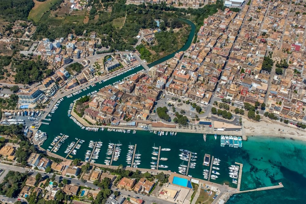 Manacor von oben - Sportboot- Anlegestelle am Uferbereich Cala Manacor in Manacor in Balearische Insel Mallorca, Spanien