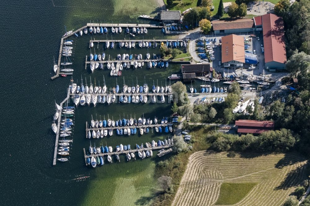Luftaufnahme Prien am Chiemsee - Sportboot- Anlegestelle am Uferbereich des Chiemsee im Sportboothafen Stippelwerft in Prien am Chiemsee im Bundesland Bayern, Deutschland
