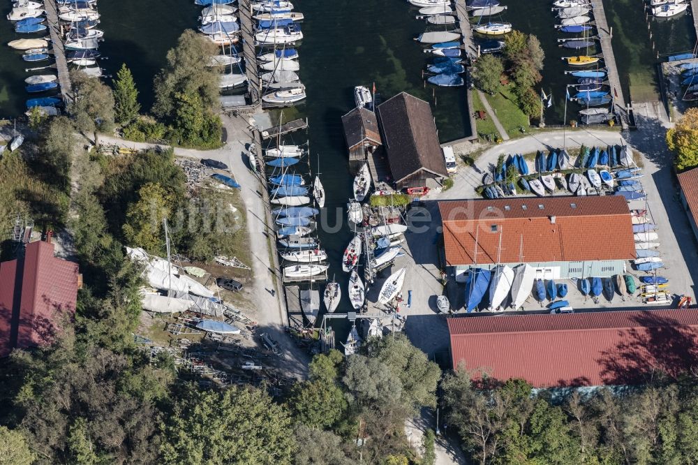 Luftbild Prien am Chiemsee - Sportboot- Anlegestelle am Uferbereich des Chiemsee im Sportboothafen Stippelwerft in Prien am Chiemsee im Bundesland Bayern, Deutschland
