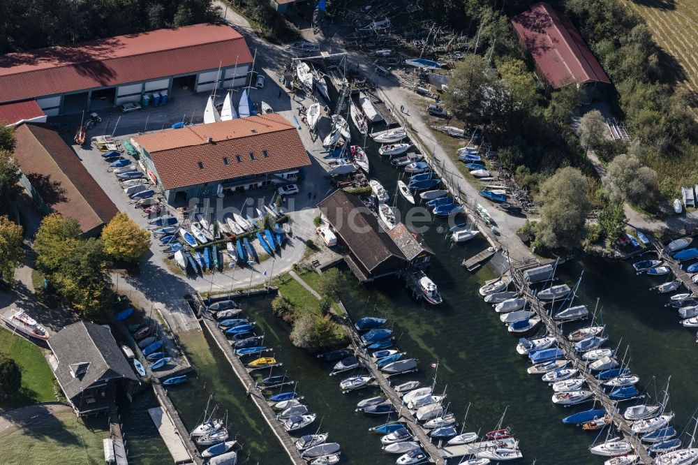 Luftaufnahme Prien am Chiemsee - Sportboot- Anlegestelle am Uferbereich des Chiemsee im Sportboothafen Stippelwerft in Prien am Chiemsee im Bundesland Bayern, Deutschland