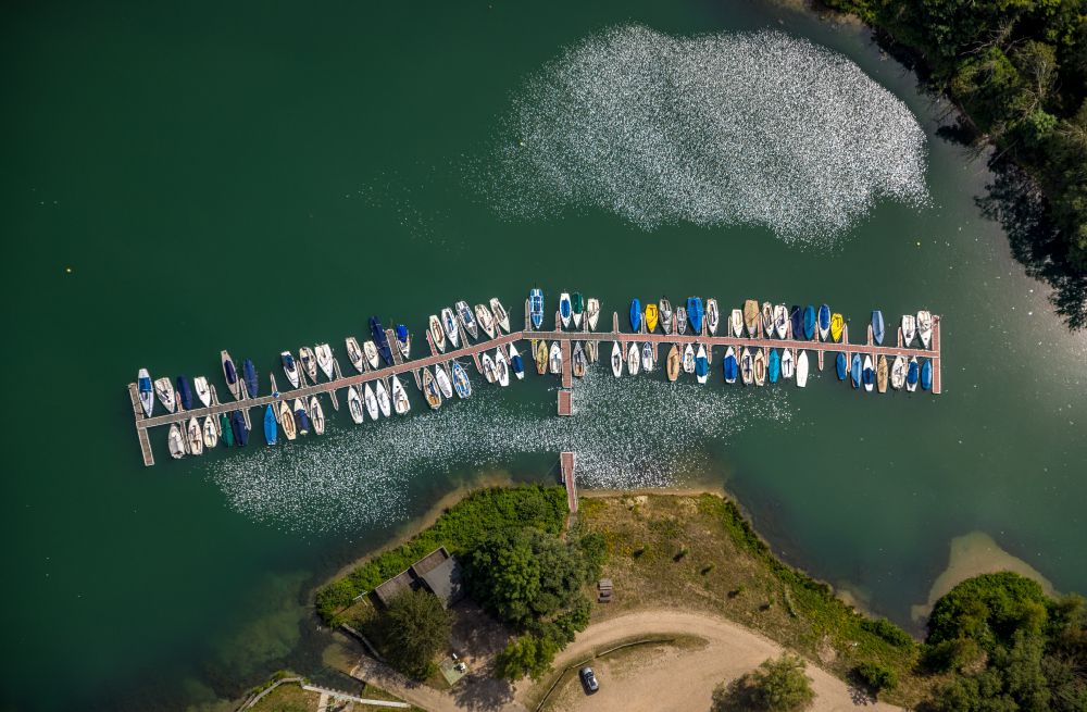 Wesel von oben - Sportboot- Anlegestelle am Uferbereich des Diersfordter Waldsee in Wesel im Bundesland Nordrhein-Westfalen, Deutschland