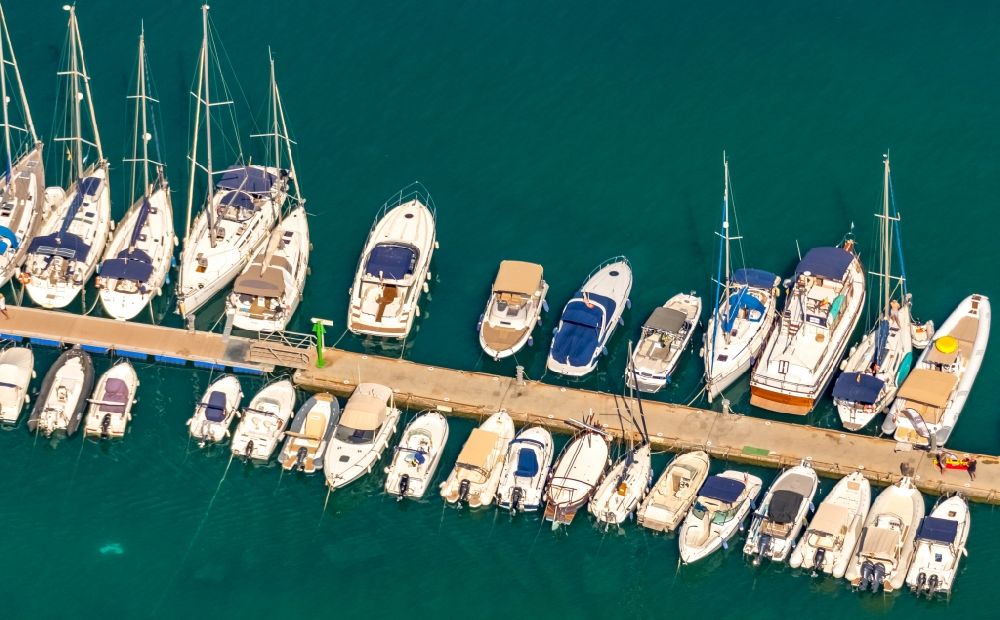 Luftaufnahme Soller - Sportboot- Anlegestelle am Uferbereich des Hafens Port de Sóller in Soller in Balearische Insel Mallorca, Spanien
