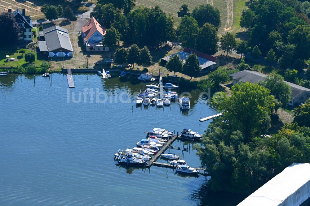 Luftaufnahme Plaue - Sportboot- Anlegestelle am Uferbereich der Havel in Plaue im Bundesland Brandenburg, Deutschland