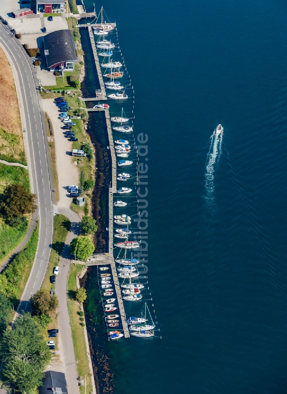 Sonderborg von oben - Sportboot- Anlegestelle am Uferbereich der Meerenge Alssund in Sonderborg in Region Syddanmark, Dänemark
