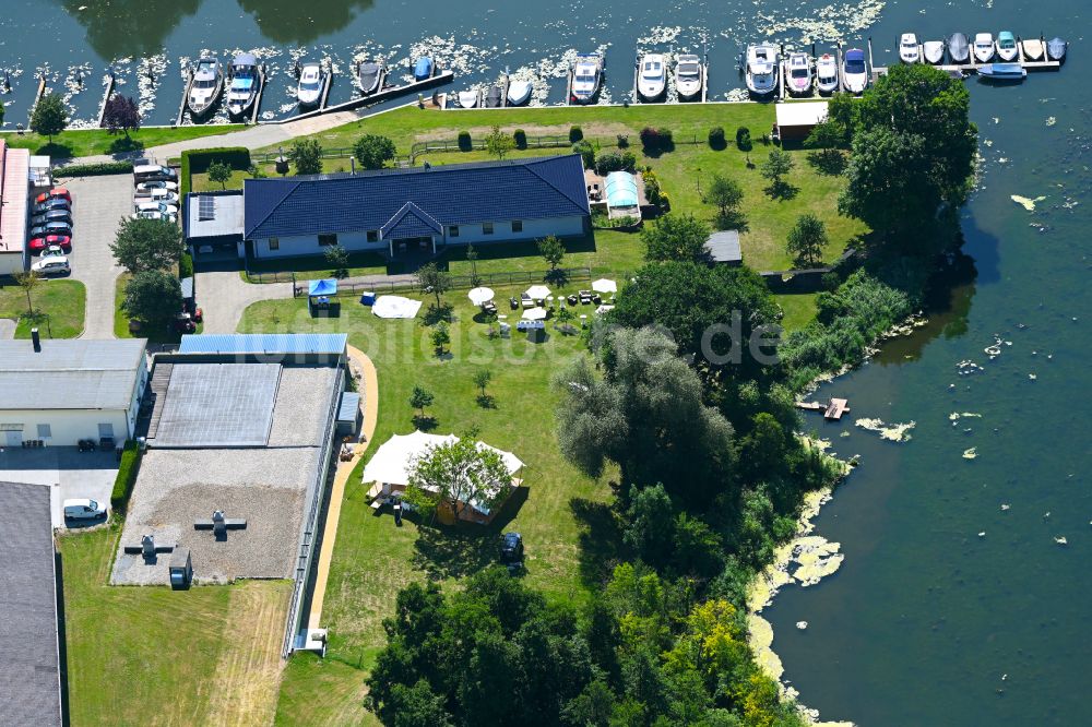Rüdersdorf von oben - Sportboot- Anlegestelle am Uferbereich Strausberger Mühlenfließ - Hohler See in Rüdersdorf im Bundesland Brandenburg, Deutschland