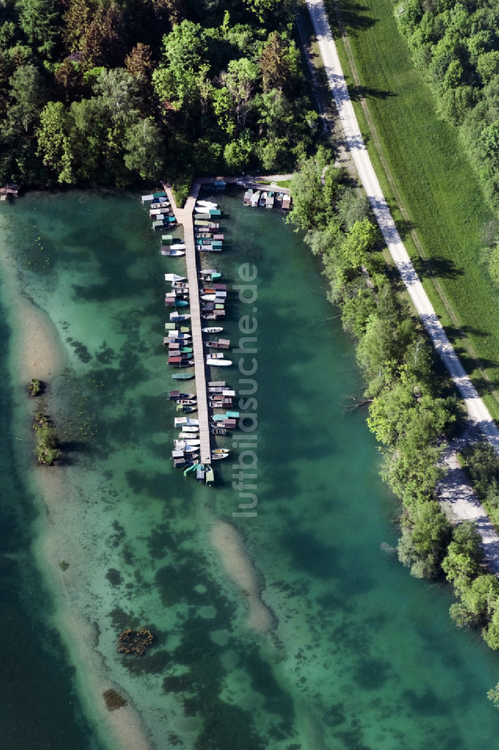 Kissing aus der Vogelperspektive: Sportboot- Anlegestelle am Uferbereich des Weitmansee in Kissing im Bundesland Bayern, Deutschland
