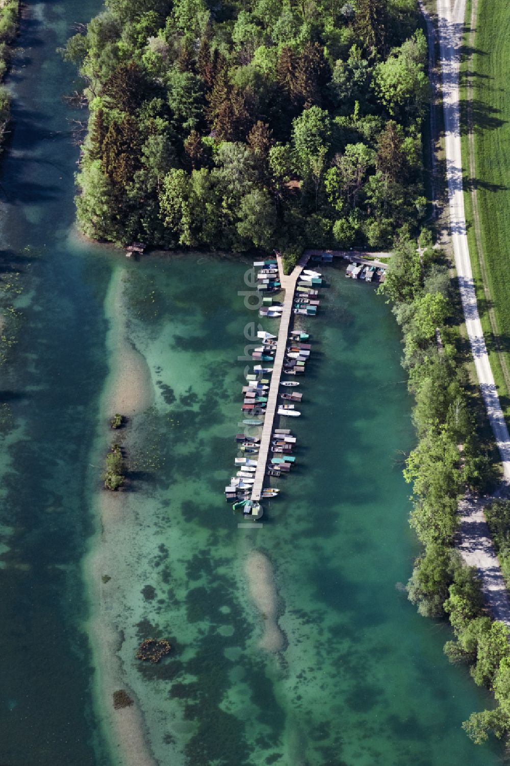 Luftaufnahme Kissing - Sportboot- Anlegestelle am Uferbereich des Weitmansee in Kissing im Bundesland Bayern, Deutschland